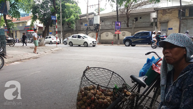 Người lái xe ôm bị nữ quái siết cổ để cướp ở Hà Nội: Tôi đã lường trước vì sợ nó bỏ thuốc mê - Ảnh 1.