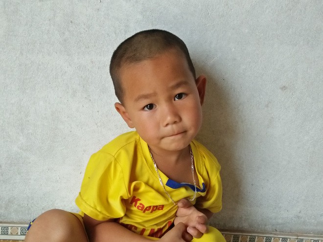 Bé trai 4 tuổi có cha bị mất hết nhận thức, mẹ ôm em bỏ đi biệt tích khiến ai cũng xót thương - Ảnh 1. Bé trai 4 tuổi có cha bị mất hết nhận thức, mẹ ôm em bỏ đi biệt tích khiến ai cũng xót thương - Ảnh 1.