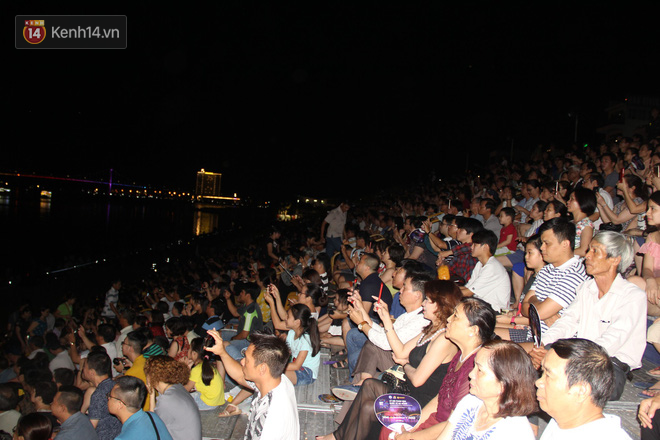 Người dân Đà Nẵng bỏ tiền triệu ngồi du thuyền thưởng lãm màn trình diễn tuyệt đẹp trong đêm thi thứ 2 của Lễ hội pháo hoa quốc tế - Ảnh 2.