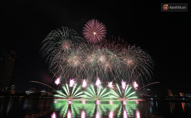 Người dân Đà Nẵng bỏ tiền triệu ngồi du thuyền thưởng lãm màn trình diễn tuyệt đẹp trong đêm thi thứ 2 của Lễ hội pháo hoa quốc tế - Ảnh 12.