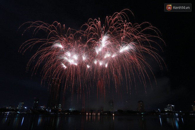 Người dân Đà Nẵng bỏ tiền triệu ngồi du thuyền thưởng lãm màn trình diễn tuyệt đẹp trong đêm thi thứ 2 của Lễ hội pháo hoa quốc tế - Ảnh 16.