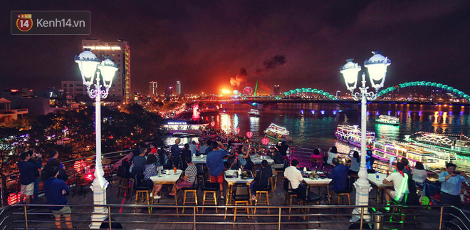 Người dân Đà Nẵng bỏ tiền triệu ngồi du thuyền thưởng lãm màn trình diễn tuyệt đẹp trong đêm thi thứ 2 của Lễ hội pháo hoa quốc tế - Ảnh 5.