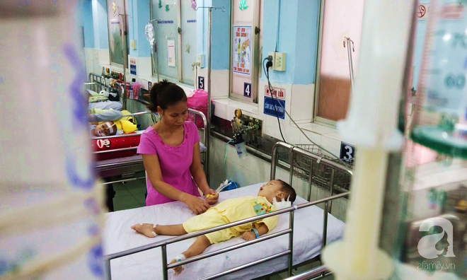 Đang bán rau ngoài chợ, mẹ đơn thân rụng rời nghe tin con trai 2 tuổi rớt xuống sông ngưng tim - Ảnh 1. Đang bán rau ngoài chợ, mẹ đơn thân rụng rời nghe tin con trai 2 tuổi rớt xuống sông ngưng tim - Ảnh 1.