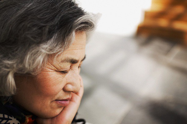 Khi tôi khuyên con gái ly hôn để giải phóng bản thân khỏi người chồng cay độc, con tôi chỉ cười và nói một câu khiến tôi day dứt ân hận - Ảnh 2.