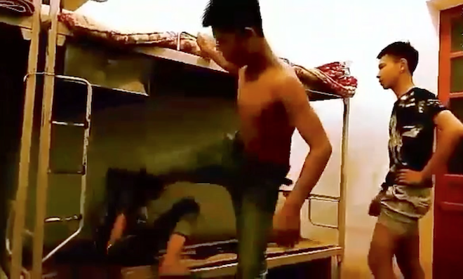 Nghệ An: Clip nam sinh lớp 9 bị bạn c&ugrave;ng ph&ograve;ng đ&aacute;nh đập d&atilde; man g&acirc;y phẫn nộ - Ảnh 2.