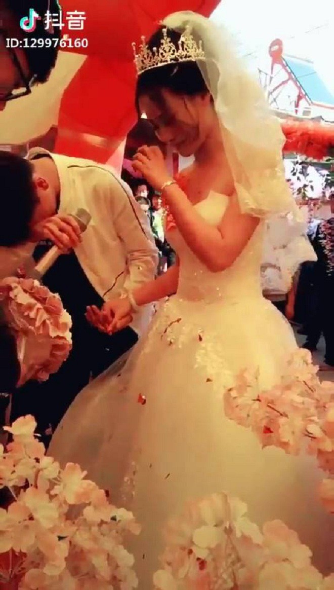 Thanh niên đẹp trai khóc như mưa trong ngày chị gái đi lấy chồng khiến người ta không khỏi xót xa - Ảnh 4.