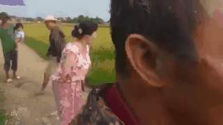 Dân làng bức xúc vây đánh kẻ đòi tiền bảo kê máy gặt lúa - Ảnh 1.