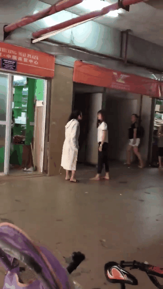 Sốc: Vợ bị nhân tình của chồng túm tóc, đánh ghen giữa đường vì cho rằng bị nói xấu khiến người xem phẫn nộ - Ảnh 1.