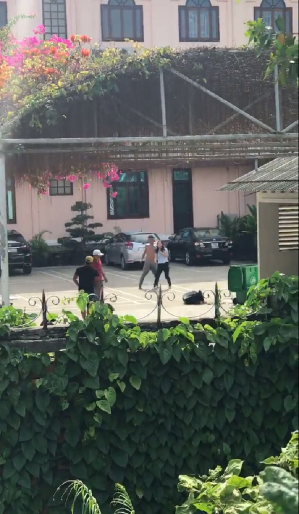 Clip: Cận cảnh kịch tính kẻ nghi ngáo đá cầm dao khống chế cô gái - Ảnh 3.