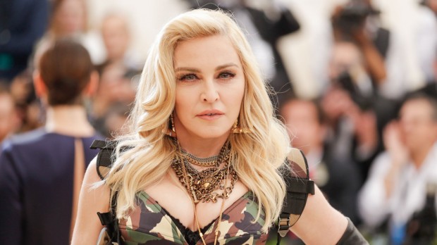 Tút lại vòng một khiêm tốn, chảy xệ với 5 động tác Yoga này của ‘nữ hoàng nhạc pop’ Madonna - Ảnh 1.