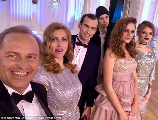 Cô gái không một xu dính túi đánh bại 2.000 đối thủ để thành vợ của trùm dầu mỏ Nga - Ảnh 3.