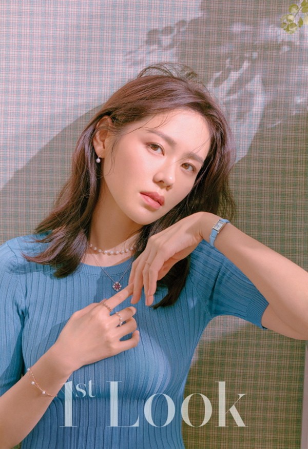 Son Ye Jin trễ nải khoe ngực lấp ló, nhưng vòng một đồ sộ của chị đẹp biến đâu mất rồi? - Ảnh 6. Son Ye Jin trễ nải khoe ngực lấp ló, nhưng vòng một đồ sộ của chị đẹp biến đâu mất rồi? - Ảnh 6.