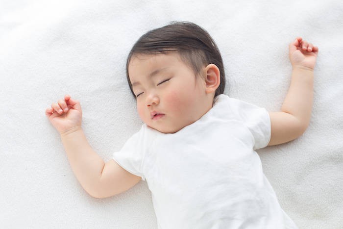 Lý do chuyên gia Nhi khoa hàng đầu thế giới luôn khuyên cha mẹ đặt trẻ sơ sinh nằm ngửa khi ngủ