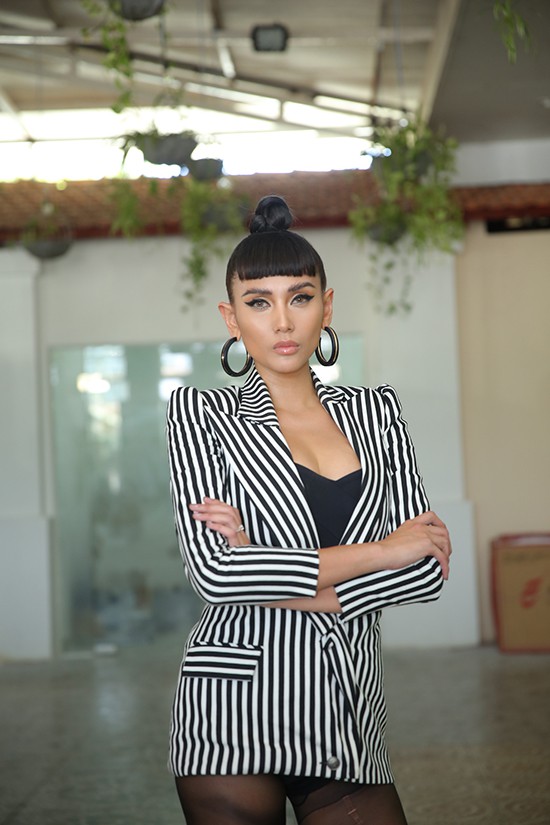 Ngày đầu tiên xuất hiện tại The Face 2018, Võ Hoàng Yến chọn mốt “không quần” nhưng lại vướng ngay sự cố... tất rách - Ảnh 6.
