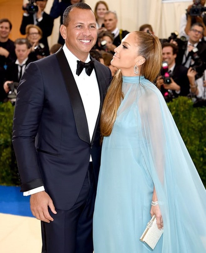 Jennifer Lopez: Thú vui nuông chiều tình trẻ và nhan sắc U50 vẫn đẹp như thiếu nữ - Ảnh 13. Jennifer Lopez: Thú vui nuông chiều tình trẻ và nhan sắc U50 vẫn đẹp như thiếu nữ - Ảnh 13.