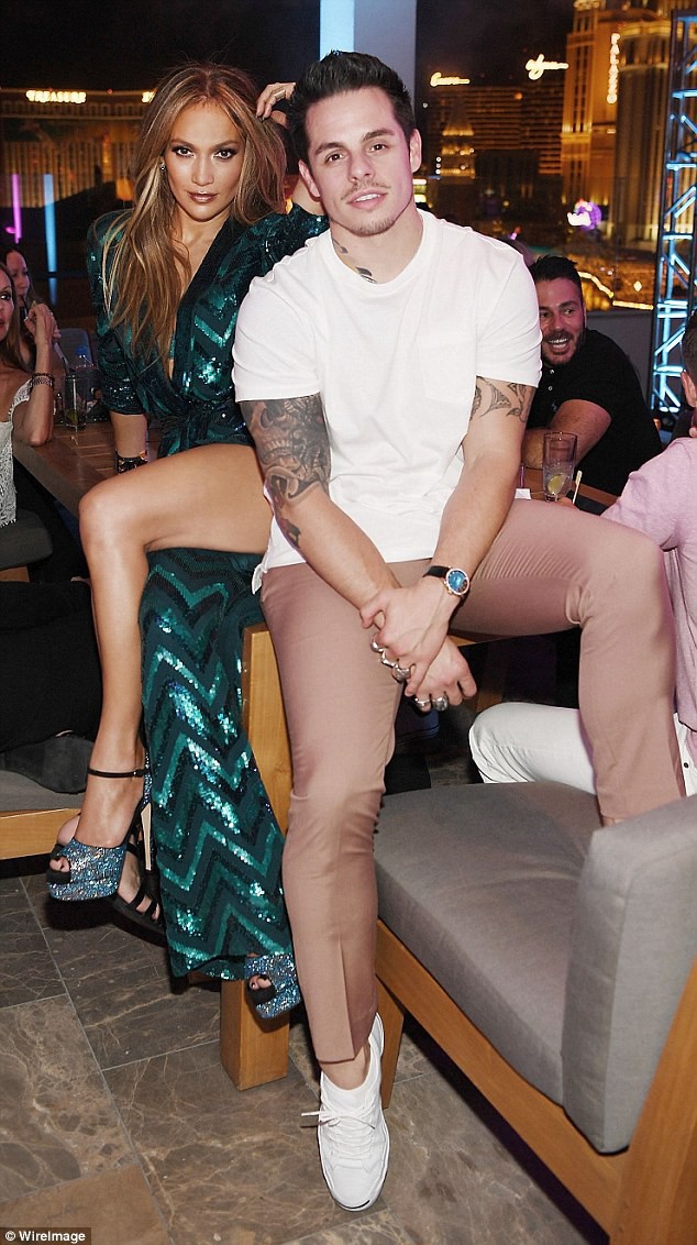 Jennifer Lopez: Thú vui nuông chiều tình trẻ và nhan sắc U50 vẫn đẹp như thiếu nữ - Ảnh 9. Jennifer Lopez: Thú vui nuông chiều tình trẻ và nhan sắc U50 vẫn đẹp như thiếu nữ - Ảnh 9.