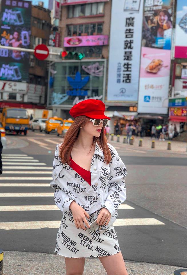 Hà Hồ một mình “chơi trội” trong street style tuần này với áo khoác cổ lông ấm áp - Ảnh 19.