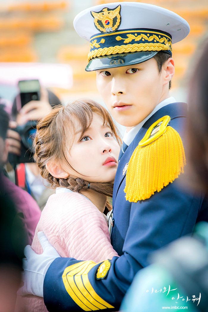 Phim bi Đến Ôm Em: Ghi điểm nhờ lãng mạn, éo le, dù có một hạn chế về nữ chính - Ảnh 5. Phim bi Đến Ôm Em: Ghi điểm nhờ lãng mạn, éo le, dù có một hạn chế về nữ chính - Ảnh 5.