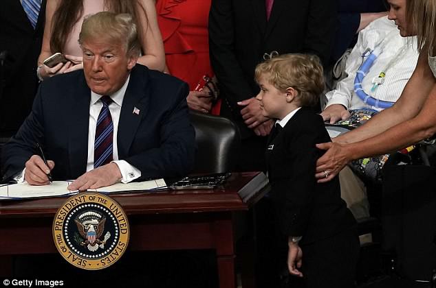 Bé trai 8 tuổi gây sốt khi được Tổng thống Trump ưu ái dành cho điều này - Ảnh 2.