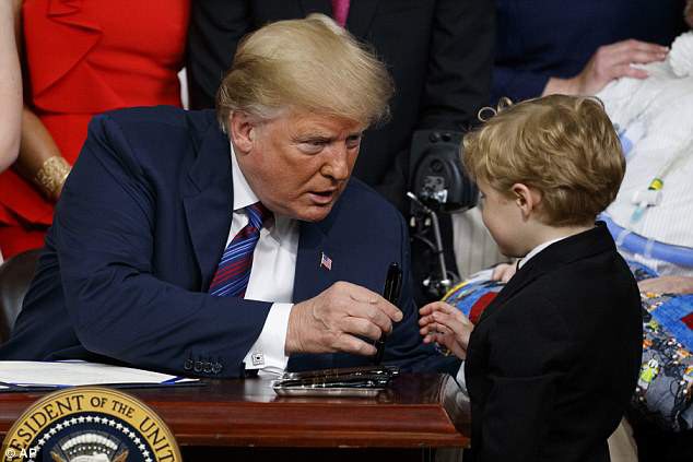 Bé trai 8 tuổi gây sốt khi được Tổng thống Trump ưu ái dành cho điều này - Ảnh 4.