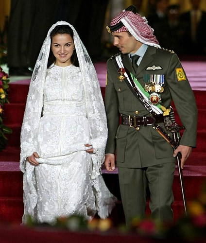 Những bộ váy cưới Hoàng gia mà cô gái nào cũng ao ước khoác lên mình - Ảnh 2.