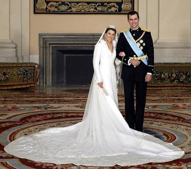 Những bộ váy cưới Hoàng gia mà cô gái nào cũng ao ước khoác lên mình - Ảnh 13.