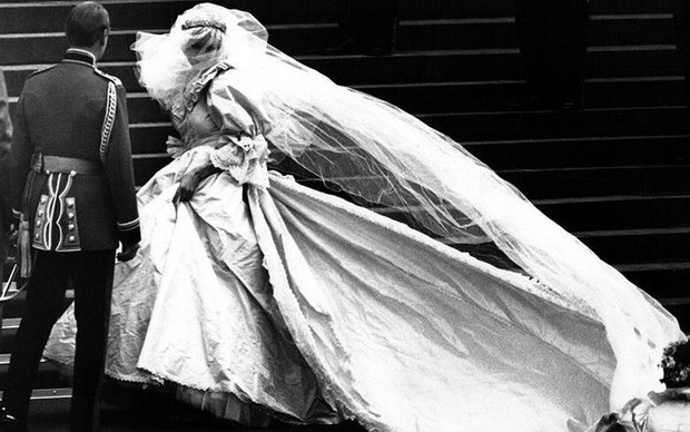 Những bộ váy cưới Hoàng gia mà cô gái nào cũng ao ước khoác lên mình - Ảnh 16.