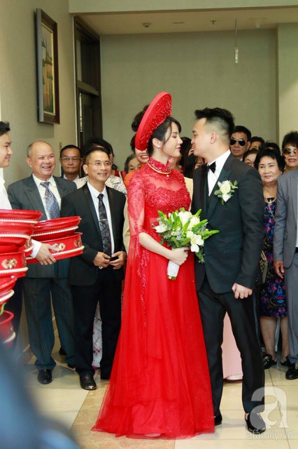 Cô dâu Diệp Lâm Anh và chú rể thiếu gia trao nhau nụ hôn đắm đuối trong lễ đón dâu - Ảnh 3.