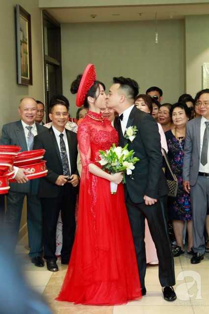 Cô dâu Diệp Lâm Anh và chú rể thiếu gia trao nhau nụ hôn đắm đuối trong lễ đón dâu - Ảnh 2.