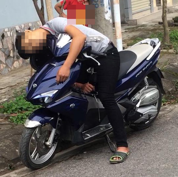 Nam Định: Người dân hốt hoảng phát hiện nam thanh niên gục chết trên xe máy - Ảnh 1.