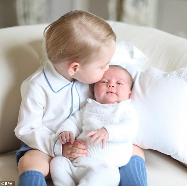 Hé lộ những hình ảnh mới tuyệt đẹp của Hoàng tử Louis do chính công nương Kate chụp - Ảnh 3.