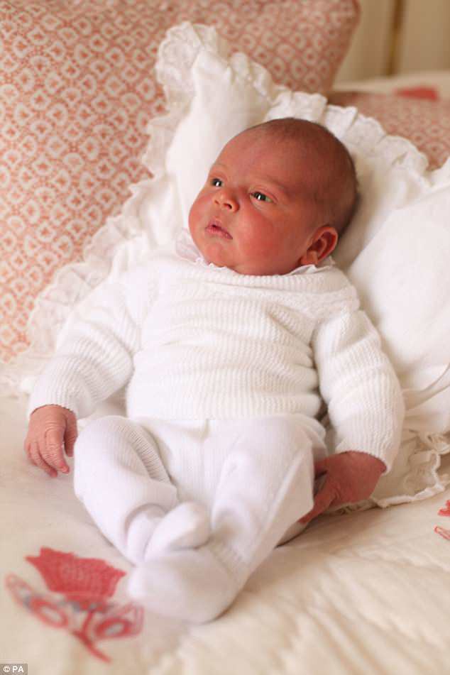 Hé lộ những hình ảnh mới tuyệt đẹp của Hoàng tử Louis do chính công nương Kate chụp - Ảnh 2.