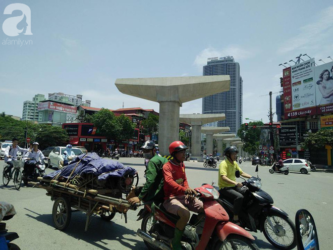 Hà Nội trải qua ngày nắng nóng gắt nhất từ đầu mùa, người dân bịt kín mít khi ra đường - Ảnh 15.