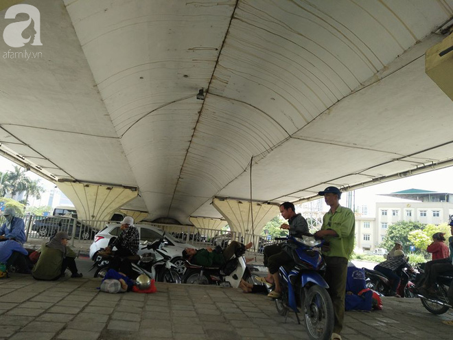 Hà Nội trải qua ngày nắng nóng gắt nhất từ đầu mùa, người dân bịt kín mít khi ra đường - Ảnh 16.