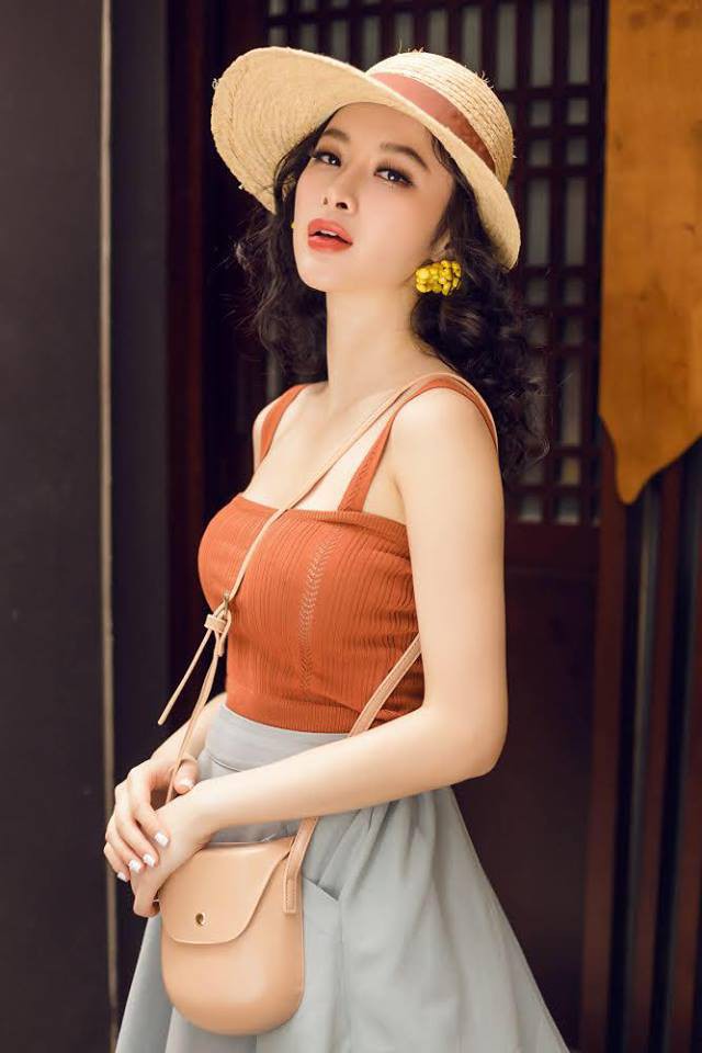 Học sao Việt cách chọn và kết hợp mũ cói sao cho thật duyên dáng khi diện cùng trang phục hè - Ảnh 12.