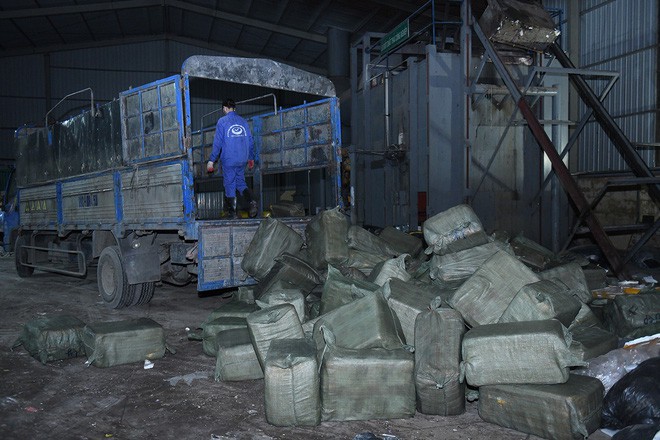 Cận cảnh hơn 10 tấn nầm lợn bốc mùi hôi bị bắt giữ và tiêu hủy ở Hà Nội - Ảnh 2.