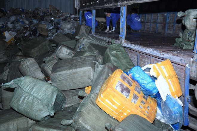 Cận cảnh hơn 10 tấn nầm lợn bốc mùi hôi bị bắt giữ và tiêu hủy ở Hà Nội - Ảnh 3.