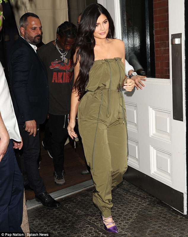 Sau nghi vấn đổ vỏ, Kylie Jenner vẫn tươi tỉnh trên phố nhưng bạn trai cô thì cúi gằm mặt - Ảnh 2. Sau nghi vấn đổ vỏ, Kylie Jenner vẫn tươi tỉnh trên phố nhưng bạn trai cô thì cúi gằm mặt - Ảnh 2.