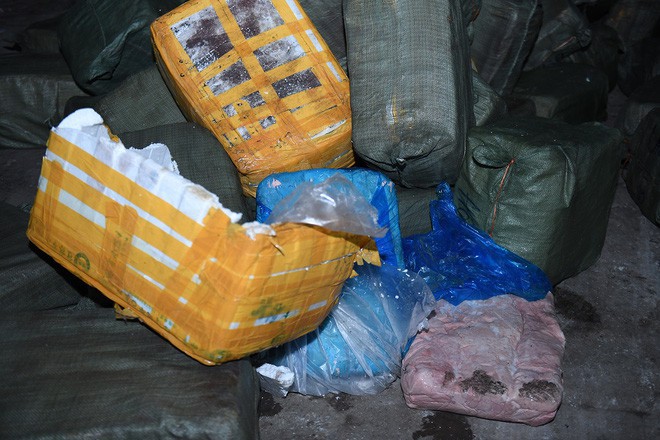 Cận cảnh hơn 10 tấn nầm lợn bốc mùi hôi bị bắt giữ và tiêu hủy ở Hà Nội - Ảnh 5.
