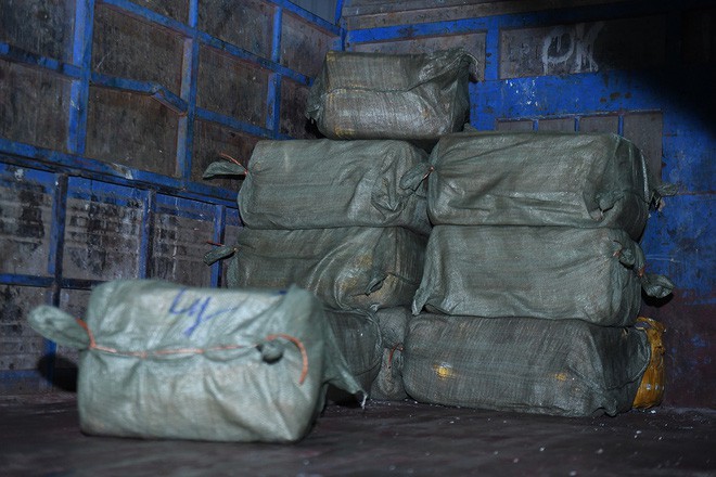 Cận cảnh hơn 10 tấn nầm lợn bốc mùi hôi bị bắt giữ và tiêu hủy ở Hà Nội - Ảnh 6.