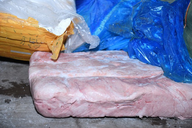 Cận cảnh hơn 10 tấn nầm lợn bốc mùi hôi bị bắt giữ và tiêu hủy ở Hà Nội - Ảnh 9.