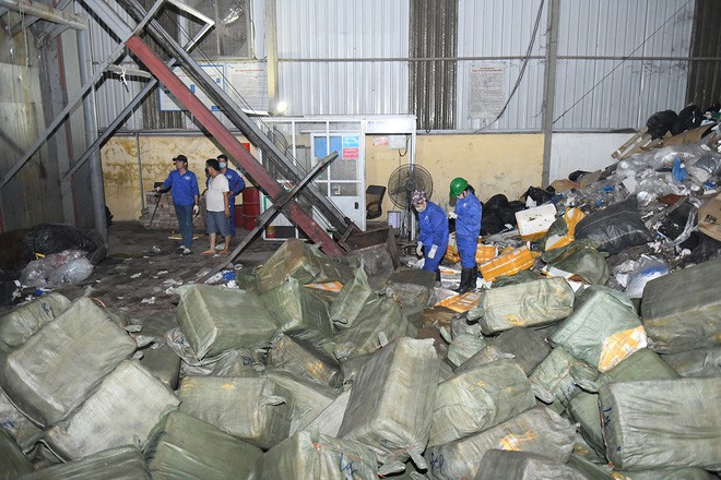 Cận cảnh hơn 10 tấn nầm lợn bốc mùi hôi bị bắt giữ và tiêu hủy ở Hà Nội - Ảnh 11.