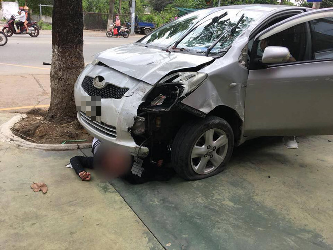 Clip kinh hoàng: Ô tô đột ngột chuyển làn, hất tung người đi xe máy bên đường ở Đồng Nai - Ảnh 2.