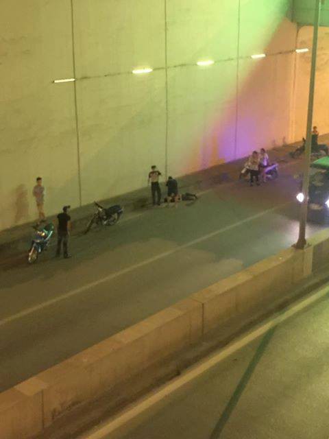 Clip: Nam thanh niên đi xe máy bị mất lái, bay từ trên cầu cao hơn 10m xuống hầm Kim Liên - Ảnh 2.