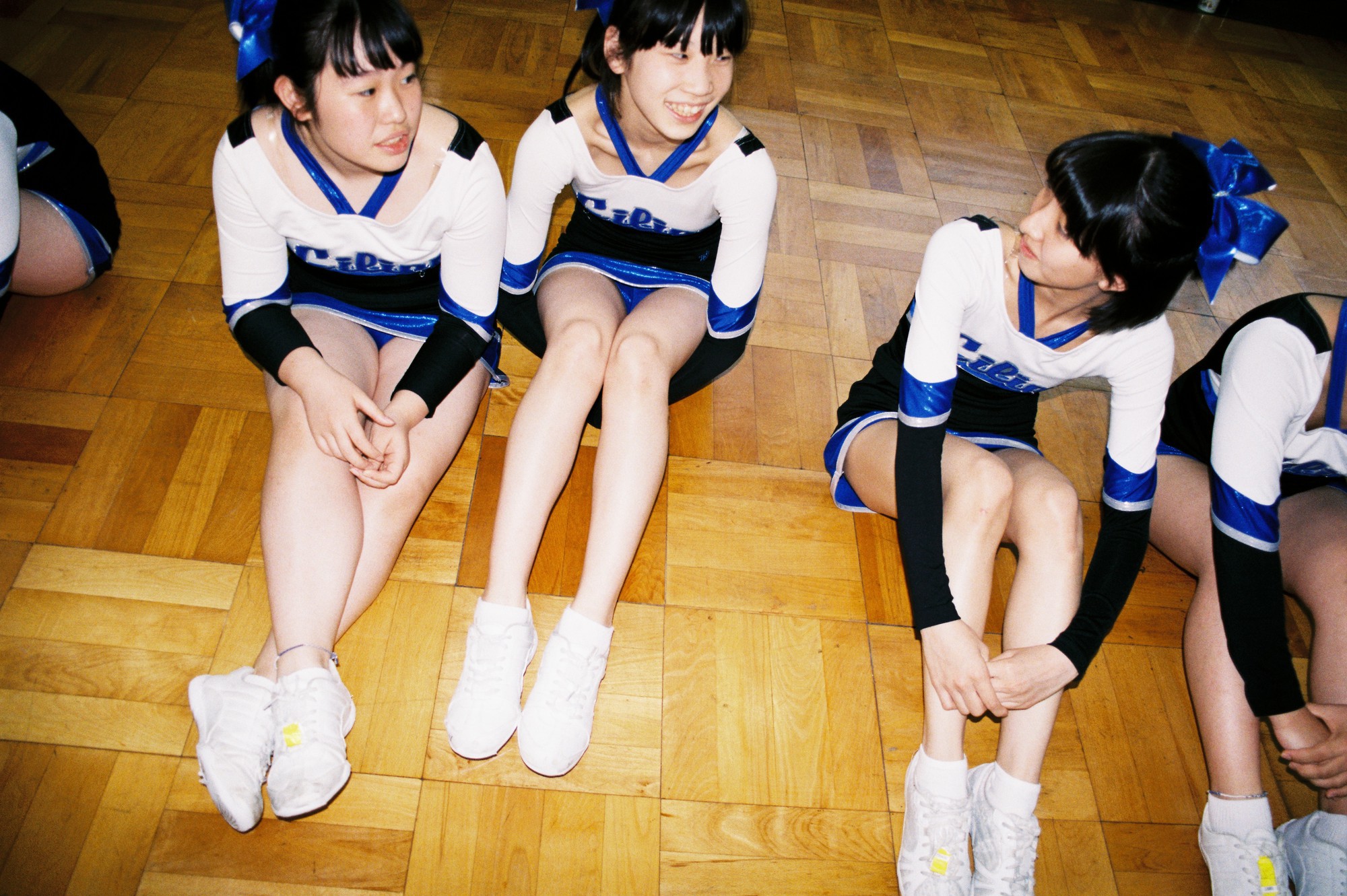 Hình nền Nền Nữ Sinh Nhật Bản Băng Qua đường Với đồng Phục Màu Xanh Nền  Bốn Học Sinh Tiểu Học Băng Qua đường Dành Cho Người đi Bộ ảnh Chụp ảnh