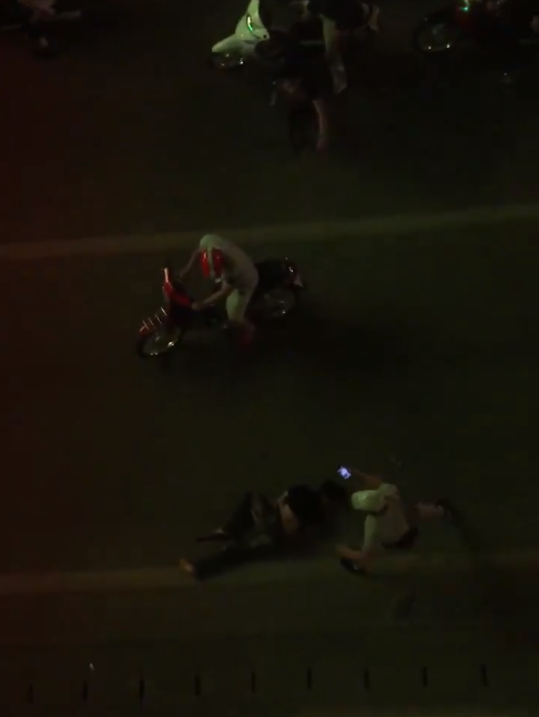 Clip: Nam thanh niên đi xe máy bị mất lái, bay từ trên cầu cao hơn 10m xuống hầm Kim Liên - Ảnh 3.