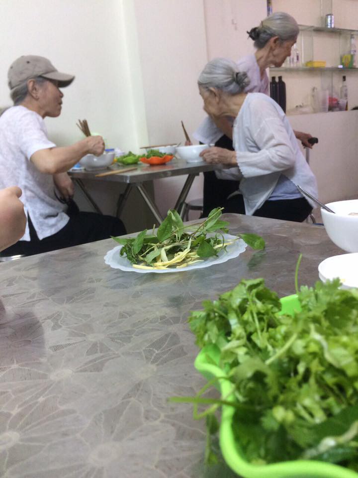 Góc bạn thân: Ba cụ bà đều đặn đi ăn bún riêu với nhau một tuần hai lần trong suốt nhiều năm - Ảnh 1. Góc bạn thân: Ba cụ bà đều đặn đi ăn bún riêu với nhau một tuần hai lần trong suốt nhiều năm - Ảnh 1.