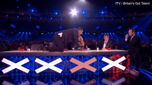 Giám khảo Got Talent Anh bất ngờ... tụt quần khi đang lên sóng trực tiếp - Ảnh 2.