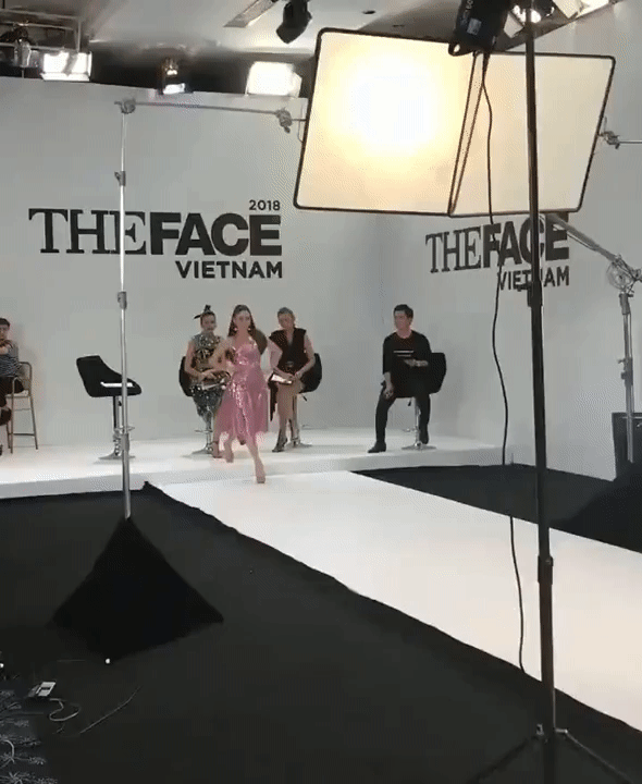 Minh Hằng bất ngờ trổ tài catwalk lần đầu tiên tại The Face 2018 - Ảnh 2. Minh Hằng bất ngờ trổ tài catwalk lần đầu tiên tại The Face 2018 - Ảnh 2.