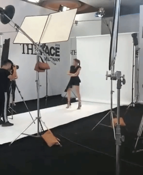 Minh Hằng bất ngờ trổ tài catwalk lần đầu tiên tại The Face 2018 - Ảnh 4. Minh Hằng bất ngờ trổ tài catwalk lần đầu tiên tại The Face 2018 - Ảnh 4.
